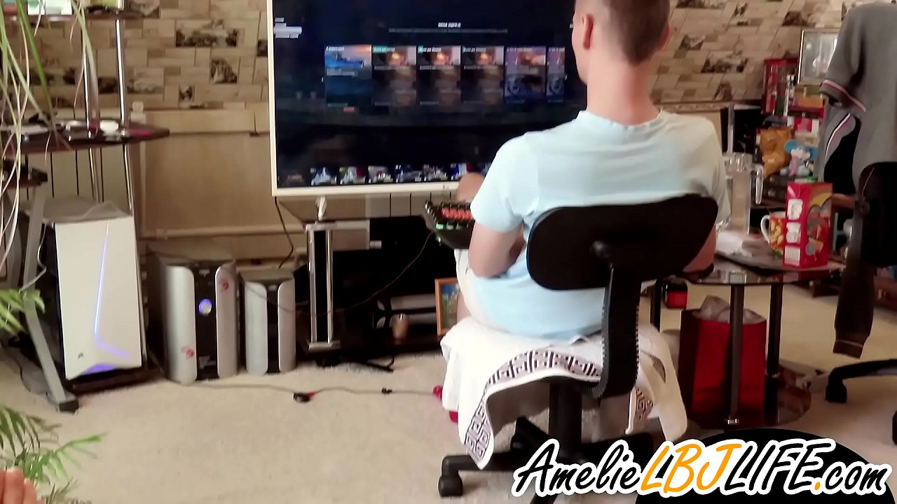 Fata se masturbează cu o jucărie sexuală pentru ca prietenul să se joace pe calculator