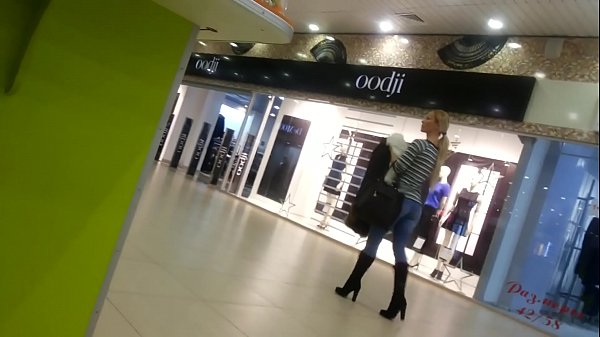 Gagică mișto în supermarket.