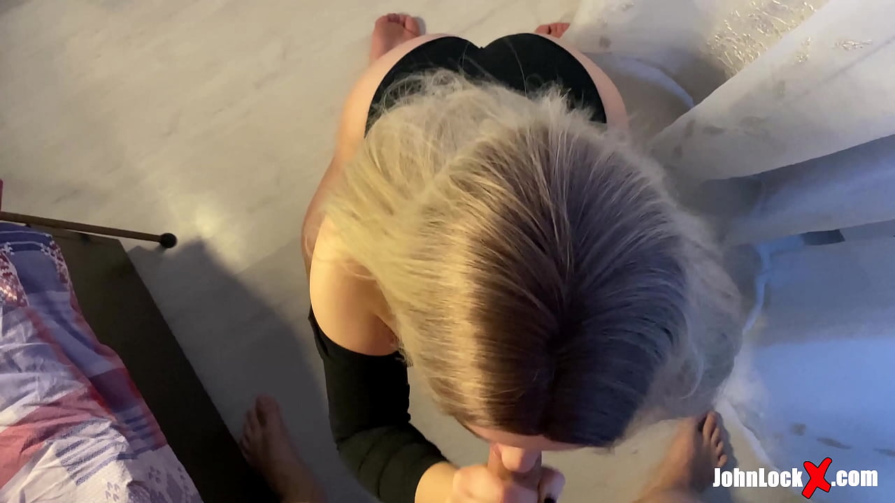 Roșcată care suge pula și o fute, primind spermă pe fundul ei